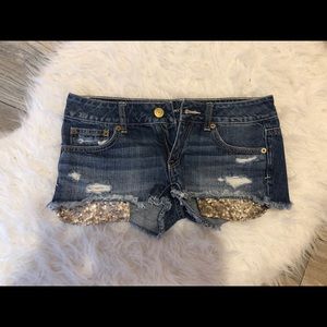 Denim shorts with sequence pockets